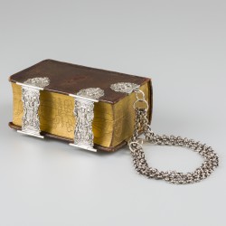Bijbel met dubbele sloten en draagketting zilver.