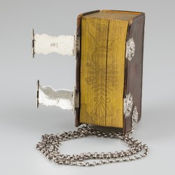 Bijbel met dubbele sloten en draagketting zilver.
