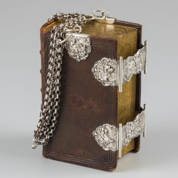 Bijbel met dubbele sloten en draagketting zilver.