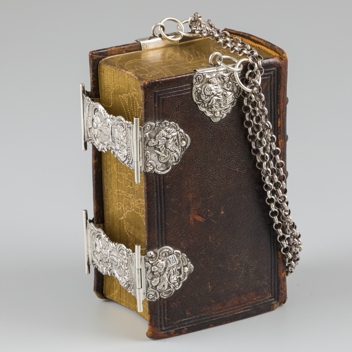 Bijbel met dubbele sloten en draagketting zilver.