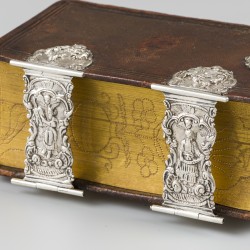 Bijbel met dubbele sloten en draagketting zilver.