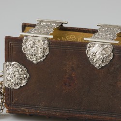 Bijbel met dubbele sloten en draagketting zilver.