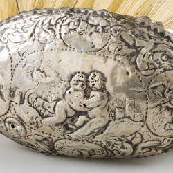 Kledingborstel (18e eeuw) zilver.