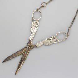 Fourniturenschaar met chatelaineketting en rokhaak zilver.