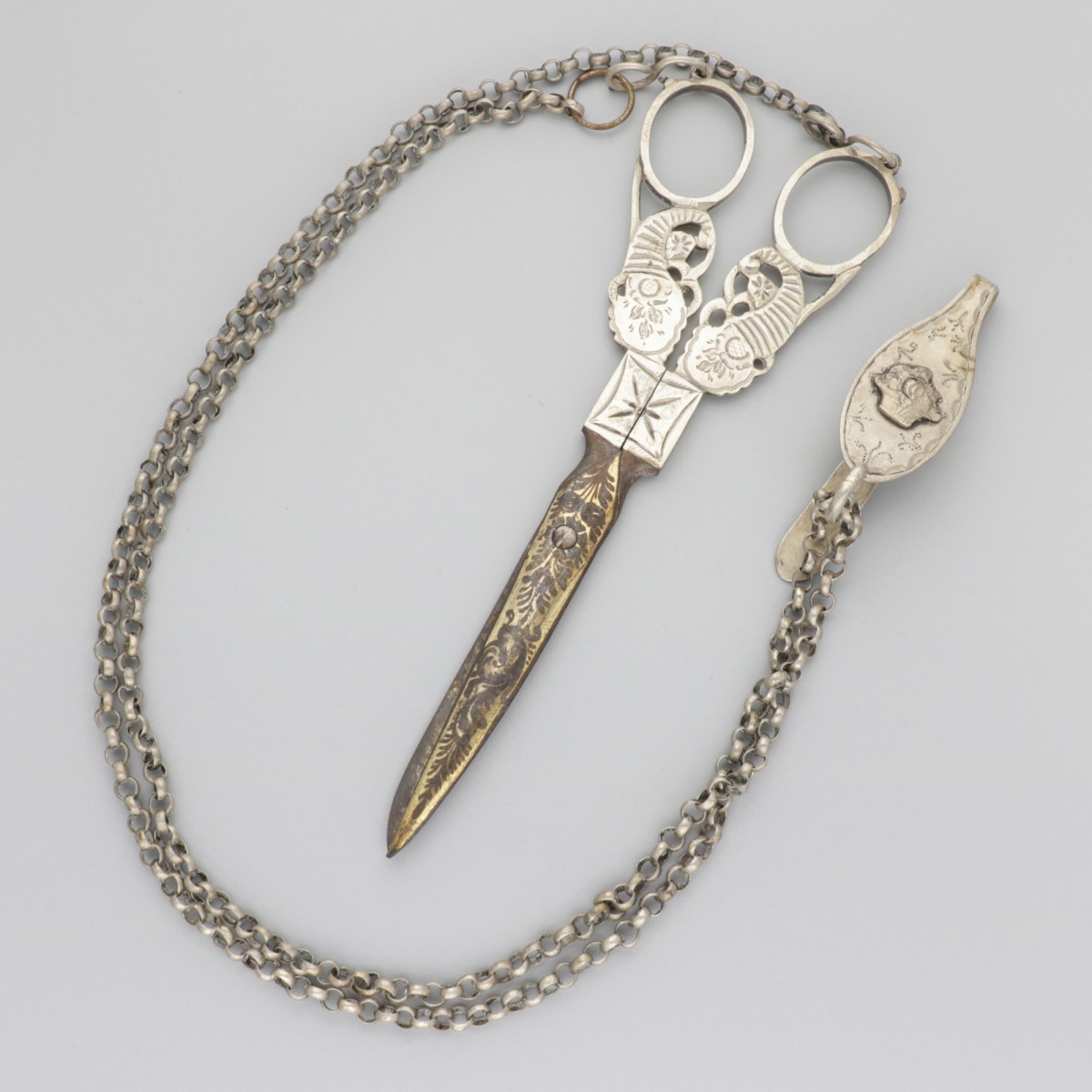 Fourniturenschaar met chatelaineketting en rokhaak zilver.