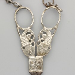 Fourniturenschaar met chatelaineketting en rokhaak zilver.
