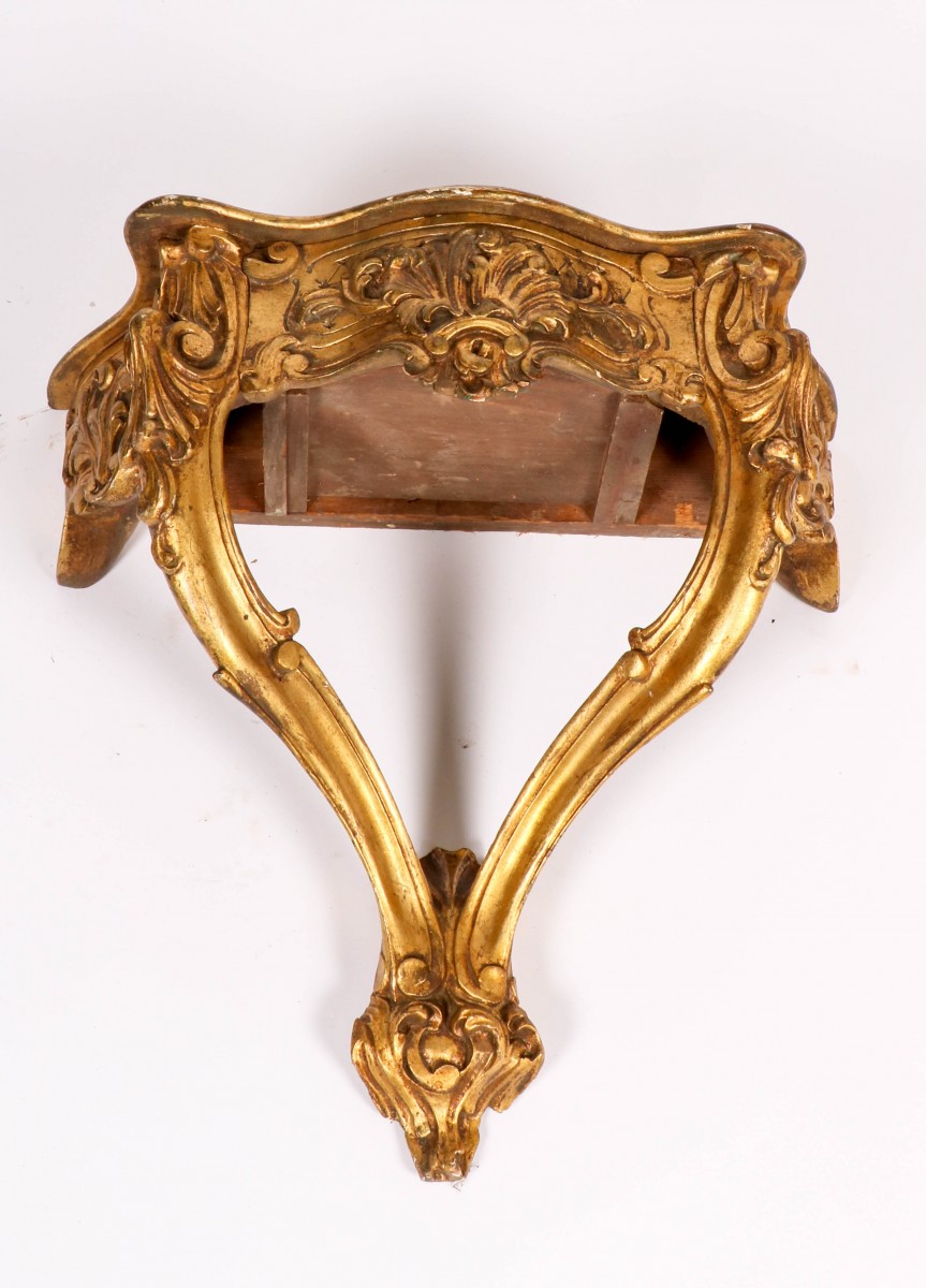 Een kleine gestoken en verguld houten rococo wandconsole, 20e eeuw.