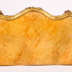 Een kleine gestoken en verguld houten rococo wandconsole, 20e eeuw.