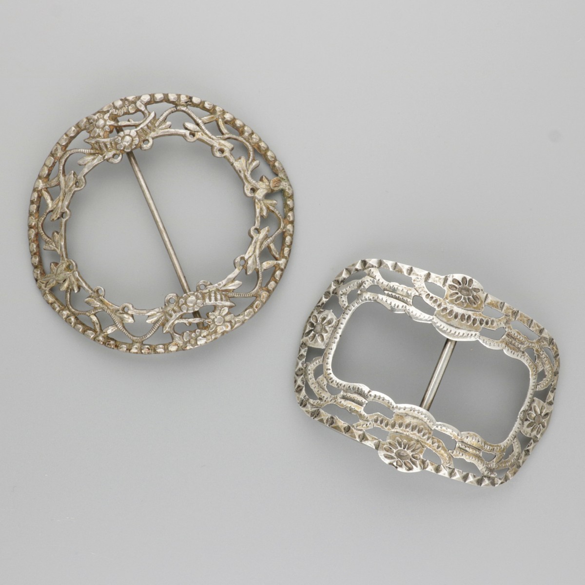 2-delig lot gespen zilver.