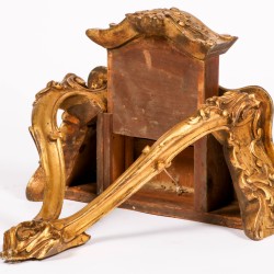 Een kleine gestoken en verguld houten rococo wandconsole, 20e eeuw.