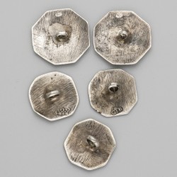 5-delig lot knopen met ruitertjes (o.a. Nederland, Meppel, Gerrit Boomsma 1744-1788) zilver.