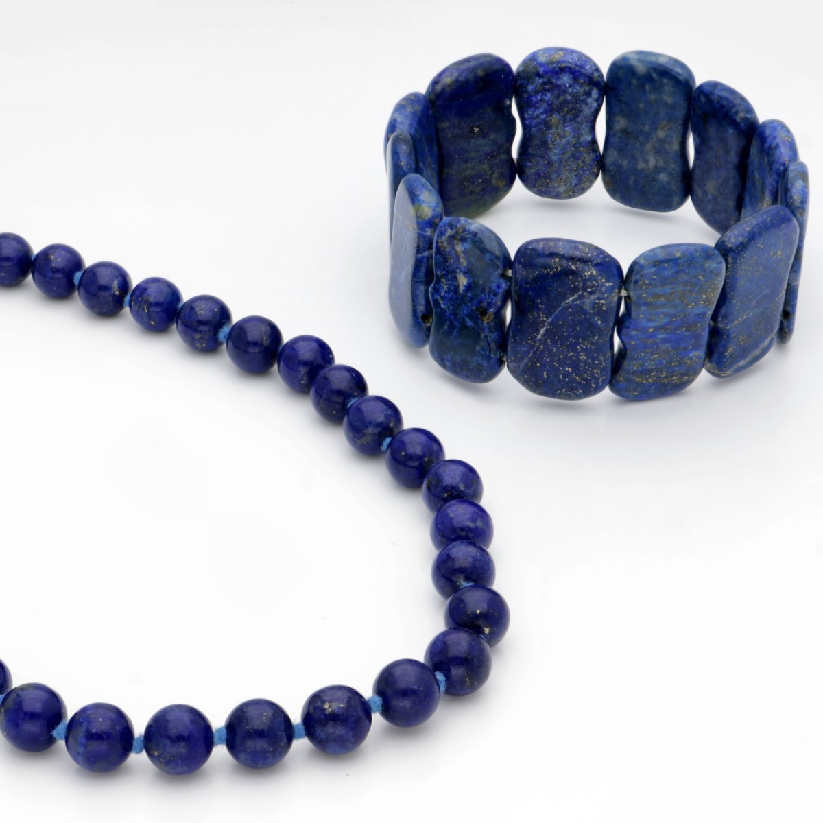 Set van éénrijig lapis lazuli kralen collier en armband.