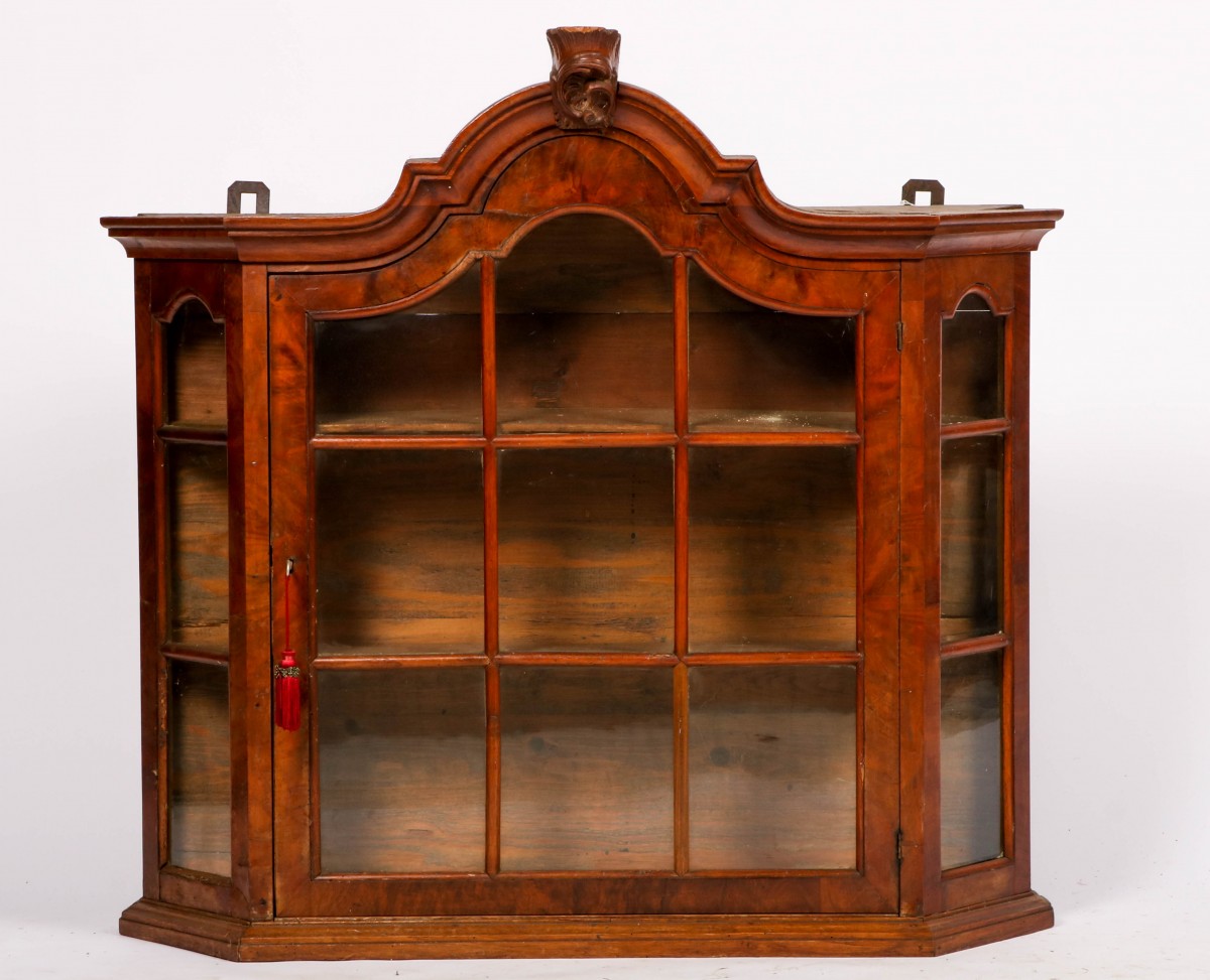 Een Louis XV-stijl wortelnoten gefineerde hangvitrine, Hollands, 19e eeuw.