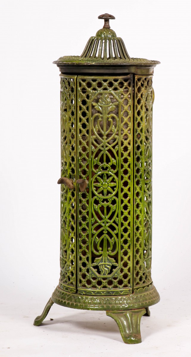 Een geëmailleerde potkachel, 19e eeuw.