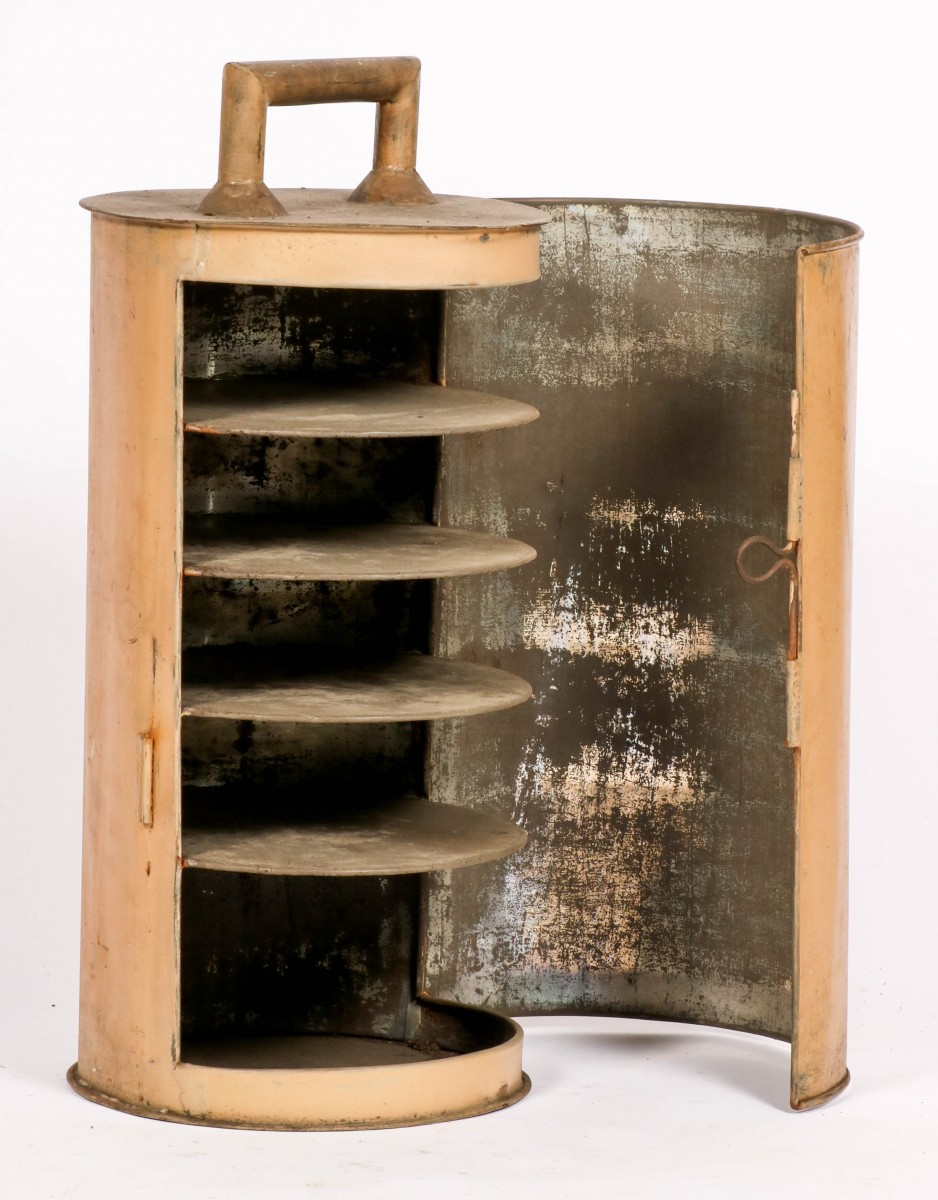 Een bordenwarmer/ -standaard, 1e helft 20e eeuw.