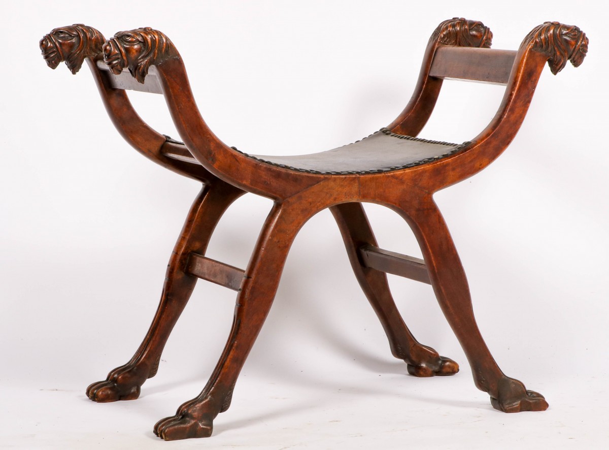 Een mahoniehouten Empire-stijl dagobert-kruk, ca. 1900.