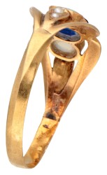 Antieke 18 kt. geelgouden ring bezet met opaal en blauwe doublet.