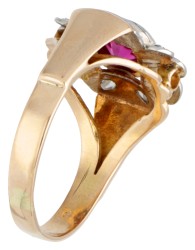 Vintage 18 kt. geelgouden ring bezet met synthetische robijn en roos geslepen diamanten.