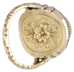 Vintage 14 kt. geelgouden ring bezet met ca. 6.74 ct. bloedkoraal en roos geslepen diamanten.