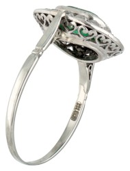 Antieke 18 kt. witgouden entourage ring bezet met ca. 1.10 ct. natuurlijke smaragd en roos geslepen diamant.