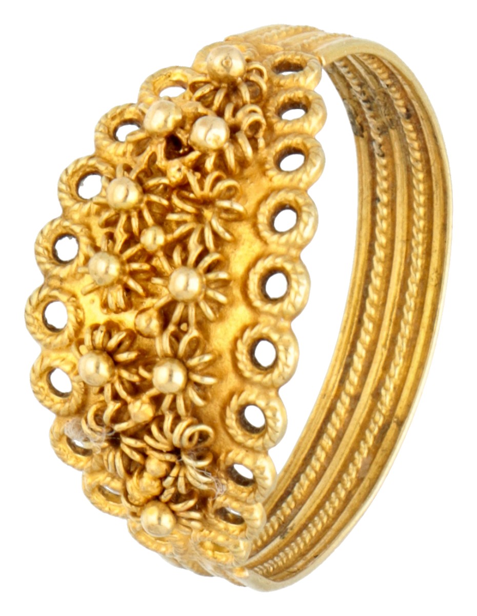 18 kt. Geelgouden ring rijkelijk voorzien van sierlijke details.