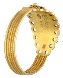 18 kt. Geelgouden ring rijkelijk voorzien van sierlijke details.
