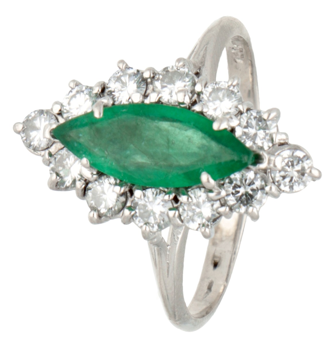 Vintage 18 kt. witgouden navette entourage ring bezet met ca. 0.77 ct. natuurlijke smaragd en ca. 0.60 ct. diamant.