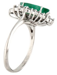 Vintage 18 kt. witgouden navette entourage ring bezet met ca. 0.77 ct. natuurlijke smaragd en ca. 0.60 ct. diamant.