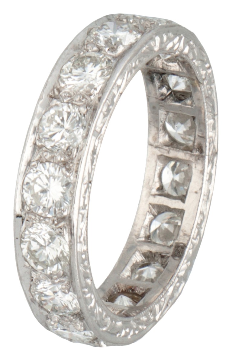 18 kt. Witgouden eternity ring bezet met ca. 1.92 ct. diamant.