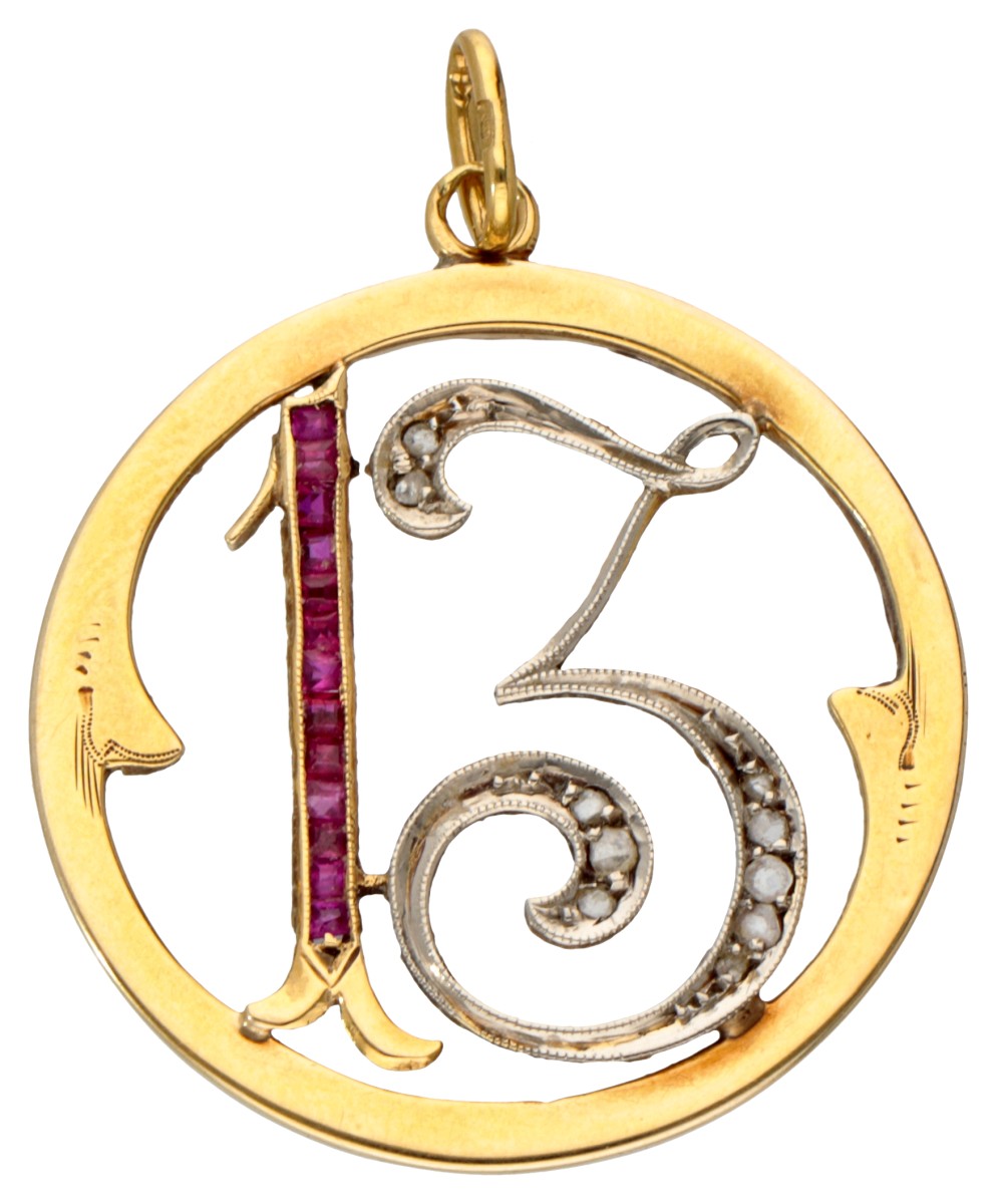 Antieke 14 kt. bicolor gouden 'lucky number 13' hanger bezet met diamant en synthetische robijn.