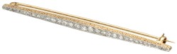 Antieke 14 kt. bicolor gouden staafbroche bezet met ca. 1.00 ct. diamant.