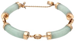 Jade armband met Chinese karakters in 14 kt. geelgoud.