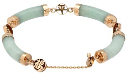 Jade armband met Chinese karakters in 14 kt. geelgoud.