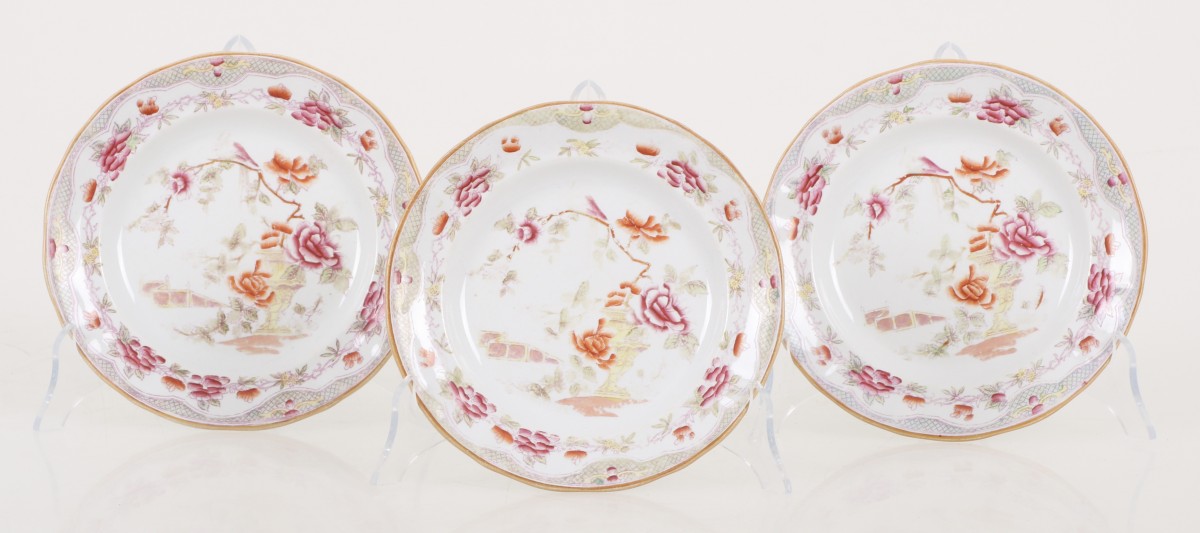 Een lot van (3) Petrus Regout ontbijtbordjes met decor 'Portici'. 20e eeuw.