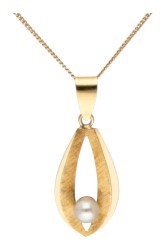 14 kt. Geelgouden collier met hanger bezet met een parel.