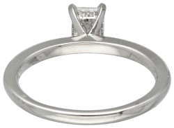 18 kt. Witgouden solitair ring bezet met ca. 0.54 ct. diamant.