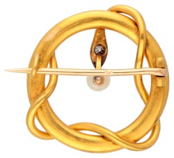 Victoriaanse 18 kt. geelgouden broche met slang bezet met een diamant en een parel.