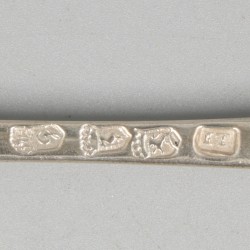 18e-eeuwse bestekdelen (4) o.a. lepel van Jacques Roettiers zilver.