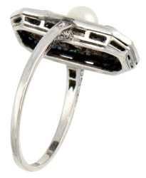 Platina Art Deco ring bezet met ca. 0.20 ct. diamant, saffier en parel.