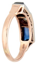 18 kt. Roségouden retro ring bezet met ca. 0.19 ct. diamant en synthetische saffier.