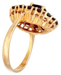 Vintage 18 kt. geelgouden Italiaanse entourage ring bezet met ca. 2.85 ct. granaat.