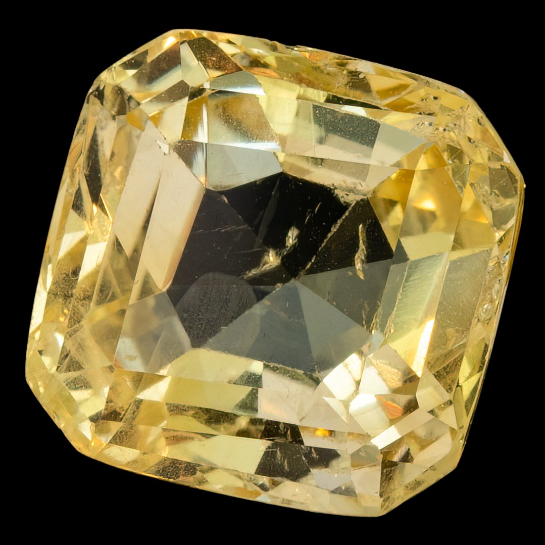 NEL-gecertificeerde 14.65 ct. 'square cushion' geslepen natuurlijke gele saffier.