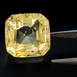 NEL-gecertificeerde 14.65 ct. 'square cushion' geslepen natuurlijke gele saffier.