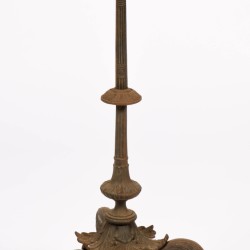 Een gietijzeren Grand-Tour stijl bijzettafeltje op driepoot, 19e/ 20e eeuw.