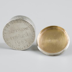 Pyxis (Custodia) / Chrismatorium uit 1662 zilver.
