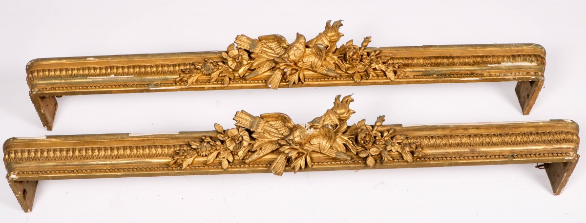 Een set van (2) gestoken en verguld houten gordijn-ombouwen (lambrequins), 19e eeuw.
