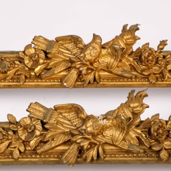 Een set van (2) gestoken en verguld houten gordijn-ombouwen (lambrequins), 19e eeuw.