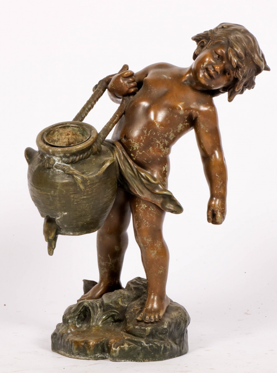 Een Zamac sculptuur van een peuter met waterkruik, 20e eeuw.