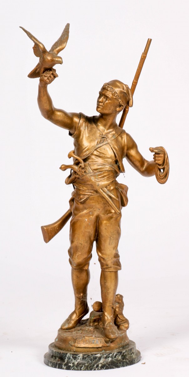 Een verguld Zamak sculptuur van een Ottomaanse valkenier, 1e helft 20e eeuw.