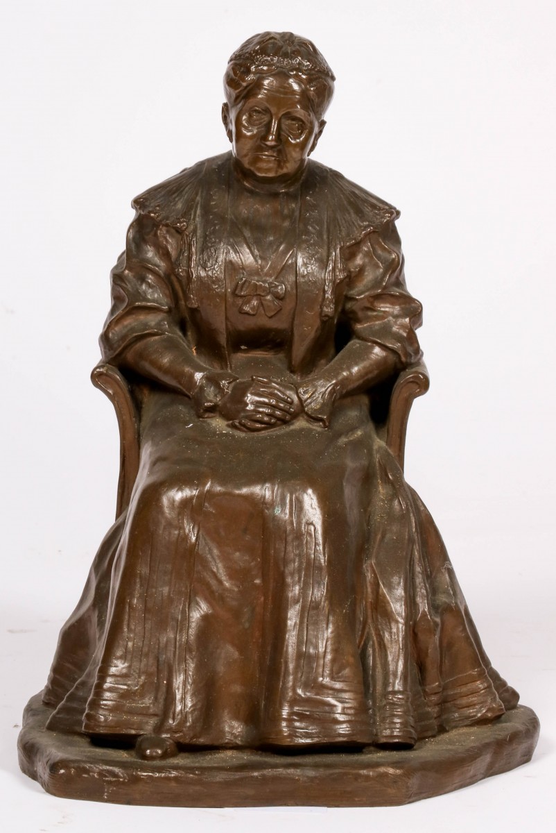 Een bronzen sculptuur van een gezeten dame, 1e helft 20e eeuw.